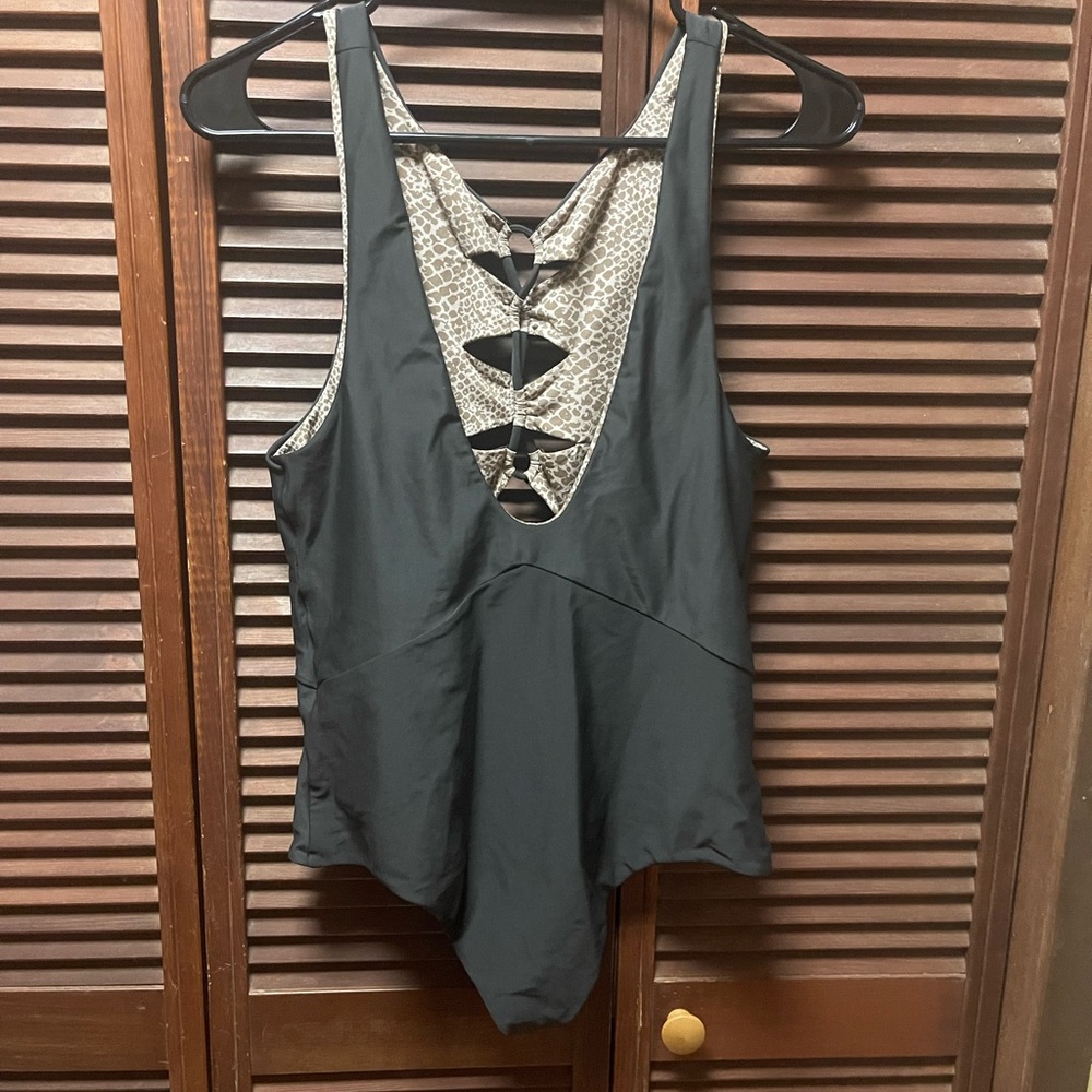 Acacia Mauka Reversible One Piece in Black and Snakeskin Size XL - Picture 5 of 6